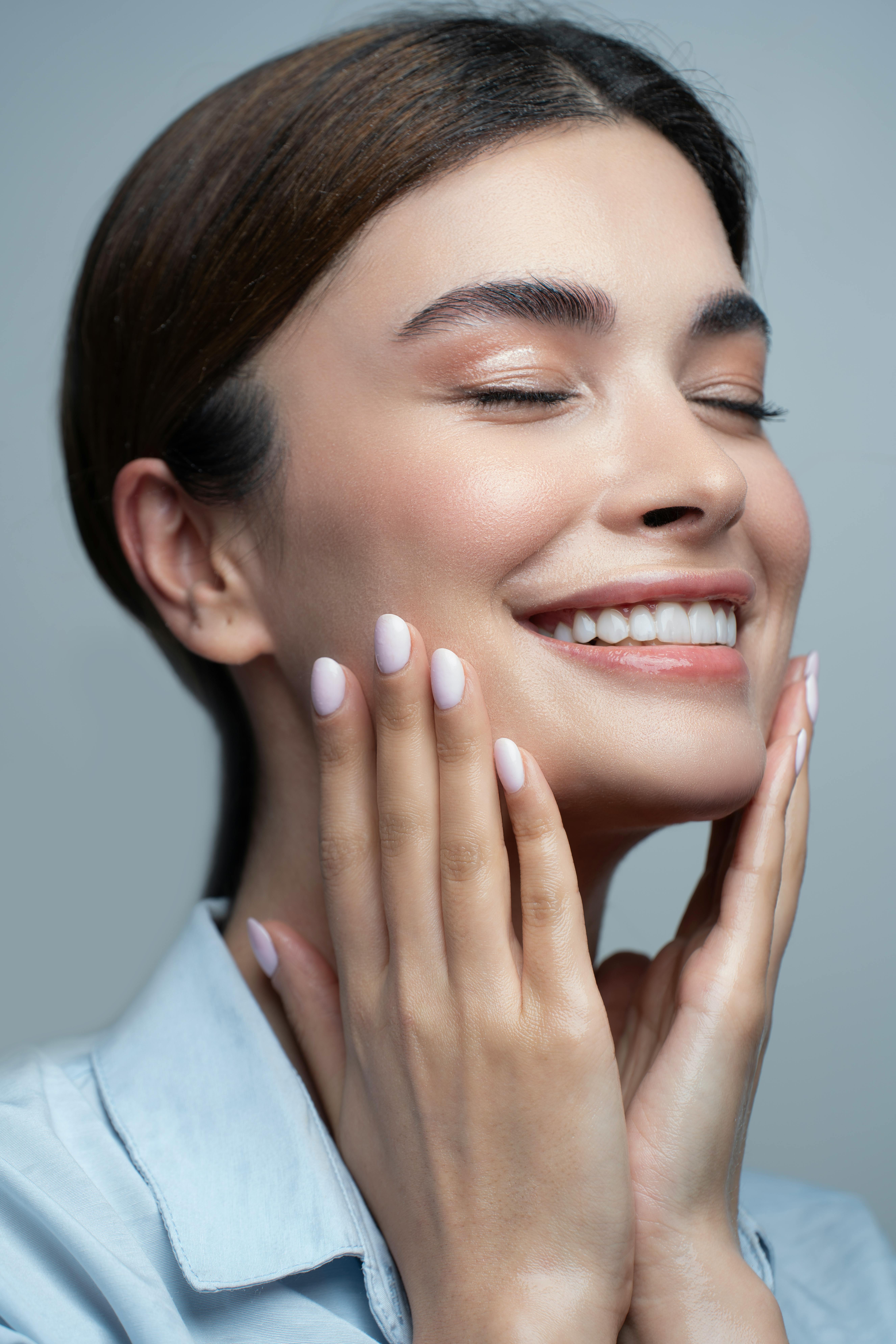 Mulher sorrindo com pele iluminada e efeito glow